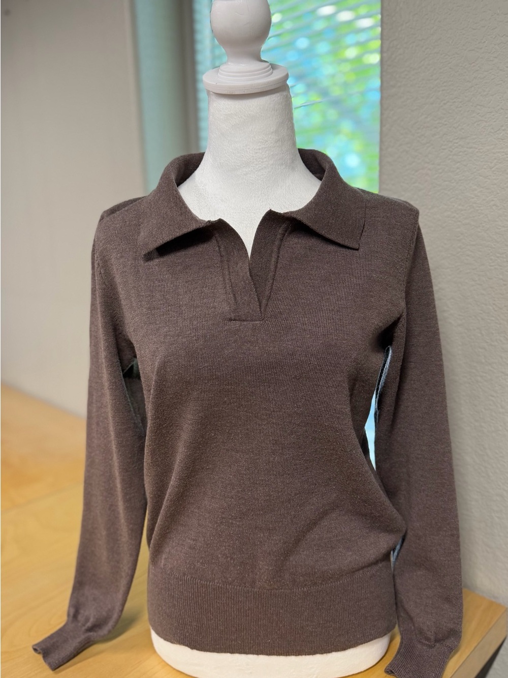 Kate Kasin Brown V-Neck Long Sleeve Polo Sweater w/ Ribbed Trim